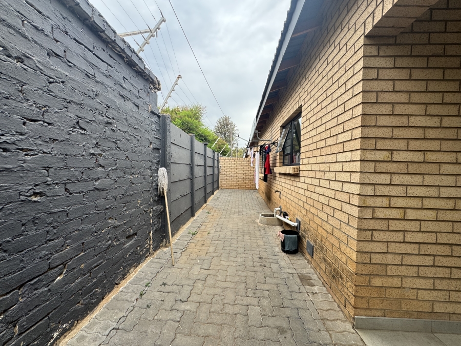 To Let 2 Bedroom Property for Rent in Flamwood North West